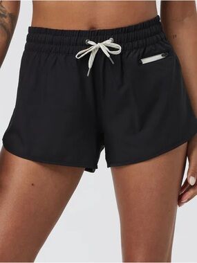 Vuori Clementine 2.0 Short 2.5” in Black